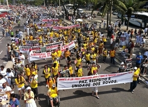 Vingt-cinq mille marcheurs ont pris part à la marche pour la Liberté religieuse de Rio, le 18 septembre 2011. On voit ici les bahá’ís brésiliens portant une bannière qui indique « Paix, respect et unité pour le peuple ». Mille vestes jaunes portant le slogan « Aujourd’hui, nous sommes des disciples de toutes les religions » ont été distribuées et portées au cours du rassemblement par des personnes de toutes les confessions.