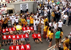 Les bahá’ís qui ont participé à la marche pour la Liberté religieuse de Rio, le 18 septembre 2011, appellent à la justice pour la communauté bahá’íe persécutée en Iran. Les bahá’ís qui ont participé au rassemblement venaient de sept états brésiliens – Gojas, Sao Paulo, Rio de Janeiro, Minas Gerais, Espirito Santo, Parana, Bahia – et du District fédéral.