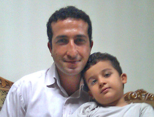 Le pasteur Youcef Adarkhani avec son plus jeune fils. Crédit photo : Christian Solidarity Worldwide