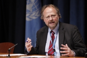 Heiner Bielefeldt, le rapporteur spécial des Nations unies sur la liberté de religion ou de conviction, a fait un rapport sur cette question au siège des Nations unies, le jeudi 20  octobre. Le gouvernement iranien a une « politique explicite d’extrême hostilité » vis-à-vis de sa minorité bahá’íe, forte de 300 000 membres, a déclaré M. Bielefeld. Photo ONU/Paulo Filgueiras