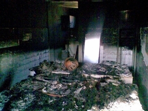 Vue intérieure d’un bâtiment funéraire utilisé pour préparer les corps dans le cimetière bahá’í de Semnan, après qu’il a été attaqué par des incendiaires en février 2009.