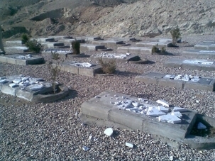 Le cimetière bahá’í de Semnan après qu’il a été vandalisé en février 2009. Environ 50 pierres tombales ont été saccagées et le bâtiment funéraire a été incendié.