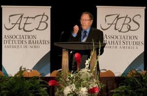 L’ancien procureur général et ministre canadien de la Justice, le député Irwin Cotler, s’adressant à l’assemblée de la 36e conférence de l’Association pour les études bahá’íes d’Amérique du Nord, qui s’est tenue à Montréal du 9 au 12 août 2012.