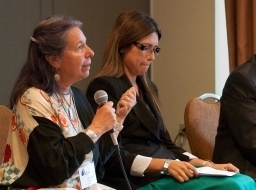 Louise Mandell, avocate et militante des droits des populations autochtones – à gauche sur la photo –, prenant part à la 36e conférence de l’Association pour les études bahá’íes d’Amérique du Nord, qui s’est tenue à Montréal du 9 au 12 août 2012.