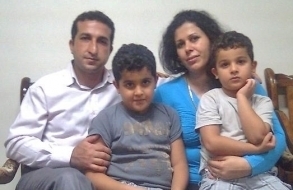 Le pasteur Youcef Nadarkhani, à gauche, photographié avec sa femme, Fatemah, et leurs deux jeunes fils. Crédit photo : Christian Solidarity Worldwide.