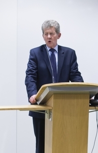 Le ministre anglais à l’Intégration, le député Don Foster, s’adressant aux invités d’une réception organisée pour les bahá’ís au siège du département des Communautés et du Gouvernement local, le 28 novembre 2012.