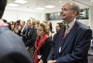 Plus de 80 bahá’ís d’Angleterre, d’Irlande du Nord, d’Écosse et du Pays de Galles étaient les invités de ministres gouvernementaux et de membres du parlement au cours d’une réception exceptionnelle organisée par le département des Communautés et du Gouvernement local du Royaume-Uni, le 28 novembre 2012. Cet événement a marqué le centenaire de la seconde visite historique de ‘Abdu’l-Bahá aux îles Britanniques.