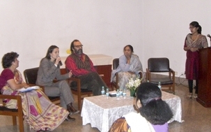 Les participants au séminaire « Mettre fin à la violence contre les enfants » qui s’est tenu à New Delhi, le 22 novembre, prenant part à une session interactive. Sur la photo (en partant de la gauche) : Farida Vahedi, du bureau bahá’í des Affaires publiques ; Dora Giusti, de l’UNICEF ; Jawed Naqvi, journaliste ; Shanta Sinha, de la Commission nationale pour la protection des droits de l’enfant ; et Nilakshi Rajkhowa, du bureau bahá’í des Affaires publiques indien.