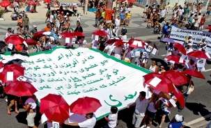 Des vers du poète persan Saadi affichés le long du front de mer de la plage de Copacabana à Rio, à l’occasion de la cinquième marche pour la défense de la liberté religieuse, organisée le dimanche 16 septembre 2012.