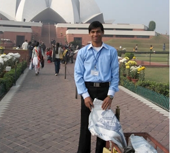 Abhishek Maurya, âgé de 20 ans et originaire de Lucknow en Inde, est un jeune bahá’í volontaire en service au Temple du Lotus. Son travail consiste à distribuer aux visiteurs des sacs afin d’y ranger leurs chaussures, qui ne sont pas admises dans le temple.