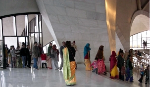 Les visiteurs sont avertis avant de pénétrer à l’intérieur du temple, qu’ils ne verront ici ni statues religieuses, ni autel mais uniquement un lieu simple et dépouillé consacré à la prière, à la méditation et à la déférence.