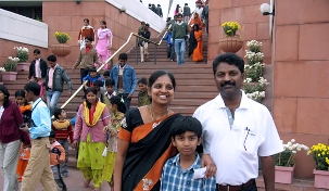 Ramesh et Rania Cheruku de Hyderabad, au sud de l’Inde, ont fait un voyage vers New Dehli pour montrer à leur fils Dheru, âgé de 8 ans, les chefs-d'œuvre de la ville, incluant la maison d’adoration bahá’íe.