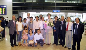 Mme Lincoln - au centre de la photo tenant un bouquet de fleurs- était l’émissaire de la Maison universelle de justice lors des élections des membres de l’Assemblée spirituelle nationale des bahá’ís du Vietnam en mars dernier.