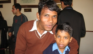 A gauche, Sandeep Kumar, étudiant à l’université de New Delhi, est venu au temple parce qu'il est 