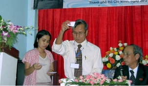 Les élections, en mars dernier, des neuf membres de l’Assemblée spirituelle nationale des bahá’ís du Vietnam s’étaient déroulées en présence de représentants officiels du gouvernement.
