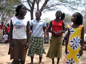 De jeunes adolescents se rassemblent pour réciter un poème à l’occasion du lancement, le 6 octobre 2007, de 38 nouveaux groupes d’activités pour les jeunes de 12 à 14 ans, dans le District Sinazongwe  au sud de la Zambie