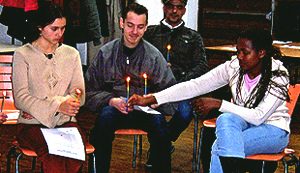 Les personnes rassemblées à Lyon ont apprécié le programme préparé à leur intention. Celui-ci a débuté avec un chant mélodieux célébrant la louange de Dieu dans différentes langues pendant que chaque participant tenait dans sa main un cierge allumé