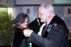 Le Recteur de l’Université de Liège, Bernard Rentier remettant les insignes de Docteur Honoris Causa à Bahiyyih Nakhjavani. M.Rentier n’a pas omis de rappeler à toute l’assemblée présente la condition des étudiants iraniens bahá’ís, frappés d’interdiction d’études en raison de leur foi.