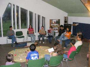 Les jeunes présentent leur sketch, préparé pendant leur atelier de l'après-midi
