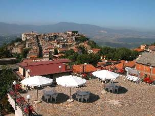 Le Centre d’Acuto surplombe le village et offre depuis sa terrasse une belle vue panoramique sur la région avoisinante