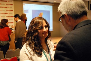 Mme Nuria Vahdat, après sa présentation Qu’est-ce que la gouvernance ?, lors de la conférence sur la religion et la gouvernance qui a eu lieu à Barcelone, en Espagne.