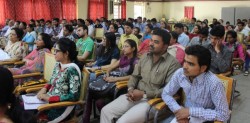 Des participants écoutant attentivement lors du séminaire.