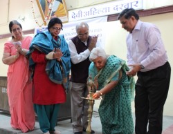 Allumage d’une lampe. De gauche à droite : Mme Lalita Sharma (la maîtresse de cérémonie sur le podium), Mme Shirin Mahalati, M. Ranjana Sehgal, M. Mishra, M. Janak Palta McGilligan et M. Singh.