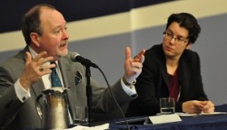 M. John Stackhouse du Regent College (à gauche) et le rabbin Lisa Grushcow (à droite) dans un groupe de discussion au cours de la conférence.