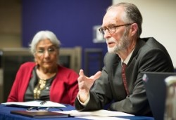 Gerald Filson, directeur des Affaires publiques de la communauté bahá’íe du Canada et président de la Canadian Interfaith Conversation (Conversation inter religieuse canadienne), et Alia Hogben, directrice du Canadian Council of Muslim Women (Conseil canadien des femmes musulmanes), dans un groupe de discussion à Our Whole Society : Bridging the Religious-Secular Divide (Notre société globale : combler le fossé entre la religion et la laïcité). Cette conférence s’est tenue du 22 au 24 mars 2015 à l’université de la Colombie britannique à Vancouver, Canada.