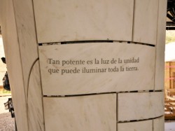 Sur une colonne de marbre de l’édifice, un verset connu de Bahá'u'lláh a été gravé : « Si puissante est la lumière de l'unité qu'elle peut illuminer la terre entière. » 