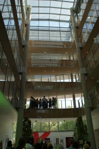 Le hall de la Maison de la Région où se sont élevés les chants et les prières de plusieurs confessions religieuses.