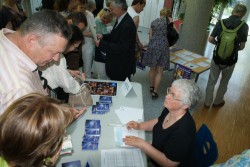 À la fin de la manifestation, la vente des CD en avant première a eu du succès !