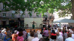 1.Le dimanche 14 juin, le 8e Rendez-vous des religions a attiré des centaines de personnes sur la place du Temple Neuf au cœur de Strasbourg.