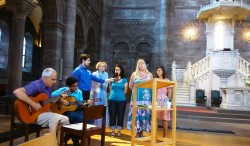 Recueillement et méditation étaient possibles à l’intérieur de l’église protestante du Temple Neuf. Tous les quarts d’heure étaient entonnés des versets sacrés des huit confessions présentes au Rendez-vous. La chorale bahá’íe, présente sur cette photo, a chanté deux fois des prières.