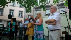 Les représentants de chacune des huit confessions se sont exprimés au sujet de cette rencontre. À droite, le père Étienne Uberall, coordinateur de ce rendez-vous. Au micro, Dominique, la représentante des bahá’ís de l’Eurométropole de Strasbourg.
