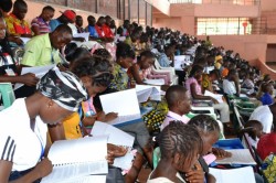 Des jeunes étudient attentivement lors de la récente conférence à Bangui.