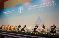 Table ronde sur l’influence de la religion sur la jeunesse lors du 5e Congrès mondial des dirigeants des religions traditionnelles mondiales.