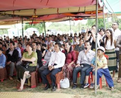 Quelque 300 personnes se sont rassemblées sous des tentes pour le dévoilement du projet de la maison d’adoration bahá’íe locale.