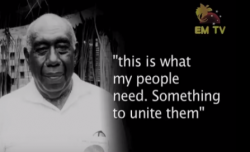 Apelis Mazakmat, le premier bahá’í indigène du pays. Il était parmi les premiers bahá’ís en Papouasie-Nouvelle-Guinée qui ont été mis en évidence dans un documentaire sur la foi bahá’íe.