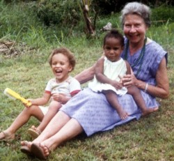 Violet Hoehnke avec de jeunes amis. Mme Hoehnke a introduit la foi bahá’íe en Papouasie Nouvelle Guinée en 1954.
