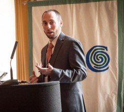 Daniel Perell, un représentant de la Communauté internationale bahá’íe auprès de l’ONU, s’adressant aux participants de la rencontre à Bristol, Faith in the future. 