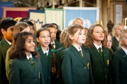 Une chorale d’enfants chantant à la conférence Faith in the future , à Bristol.