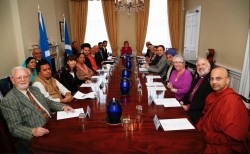 Nicola Sturgeon, la Première ministre d’Écosse, préside la table autour de laquelle étaient réunis les représentants de groupes religieux du pays, le 8 septembre 2015 à Édimbourg. Le représentant bahá’í, Jeremy Fox, est assis devant à gauche.