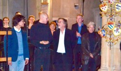 M.  Lasse Thoresen, au centre de la photo, parle avec d’autres compositeurs d’Europe, à l’église de St. Giles’ Cripplegate de Londres, après une prestation des BBC Singers, le 30 septembre à 2015.