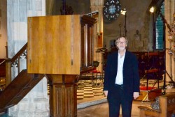 Le compositeur norvégien Lasse Thoresen dans l’église St. Giles’ Cripplegate, à Londres, avant une interprétation de sa composition basée sur une prière de Bahá’u’lláh, Mon Dieu, mon adoré, le 30 septembre à 2015.
