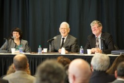 Des orateurs à un débat au symposium sur le mouvement des réfugiés bahá’ís iraniens au Canada, qui s’est tenu à Ottawa le 21 septembre 2015. De gauche à droite : Janet Grinsted, directrice adjointe de la Commission des droits de l’homme des territoires du Nord-Ouest et ancien membre du Bureau international bahá’í pour les réfugiés ; Douglas Martin, secrétaire général de la communauté bahá’íe du Canada, de 1965 à 1985 ; et Gerry Van Kessel, ancien directeur général des opérations, branche des réfugiés, Citoyenneté et immigration du Canada. (Photo par Emad Talisman) 