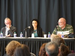 Les participants discutent du mouvement des réfugiés bahá’ís iraniens. De gauche à droite : Mark Davidson, directeur général de Citoyenneté et immigration du Canada ; Afsoon Houshidari, membre de la communauté bahá’íe du Canada qui faisait partie des bahá’ís dans le programme pour les réfugiés ; et Dennis Scown, ancien directeur du programme d’immigration, Citoyenneté et immigration du Canada. (Photo par Emad Talisman)