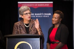 Mme Hoda Mahmoudi (à gauche), titulaire de la Chaire bahá’íe pour la paix mondiale, s’adressant à l’auditoire de la conférence Global Transformations à l’université du Maryland. Mme Prudence Carter, sociologue à l’université de Stanford, est à droite.