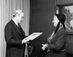 En 1985, Mme Ruhiyyih Rabbani, la veuve de Shoghi Effendi et Main de la Cause de Dieu, présentant La Promesse de la paix mondiale à Javier Perez de Cuellar, secrétaire général des Nations unies.
