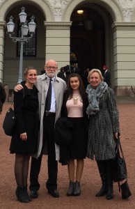 Des représentants de la communauté bahá’íe ont assisté à l’événement. De gauche à droite : Martine Lerstad, Arne Kittang, Neda Schulz et Britt Strandlie Thoresen. (Photo par la communauté bahá’íe de Norvège)